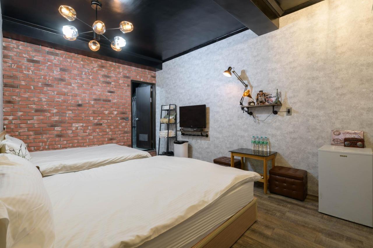 羅東夜市 小宅一生民宿 Night Market Small House Lifetime Hotel Luodong Eksteriør billede